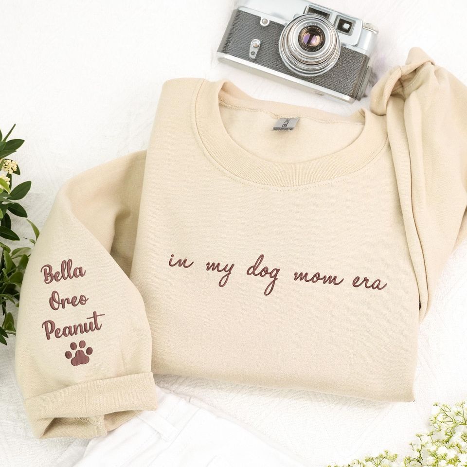 Custom Dog Mom Embroidered Sweatshirt With Name - Personalized In My Dog Mom Era Crewneck - Valentine Pet Sweatshirt - Pet Lover Gift