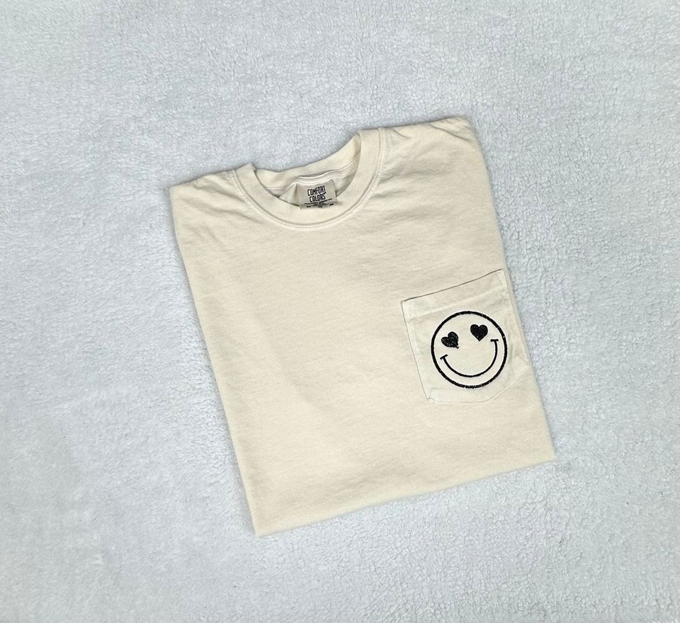 Embroidered Pocket Tee – Smiley Face with Heart Eyes