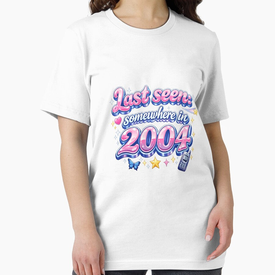 Last Seen Somewhere in 2004 – Y2K Nostalgia Aesthetic Bubble Typography Retro Internet Vibes T-Shirt by XxZainStylexX